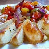 Kartoffelecken & mediterranes Paprika-Zwiebel-Gemüse aus dem Ofen