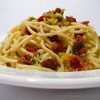 Gourmandes Spaghetti mit Avocado und getrockneten Tomaten