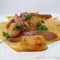 Valentinas Räucherlachs-Frischkäse-Ravioli mit karamellisierten Knoblauch und Zwiebeln