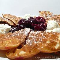 Herzlewaffeln mit Vanillekirschen und Sahne