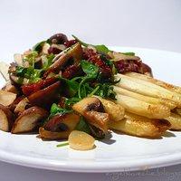 Gebratener Spargel mit Egerlingen, getrockneten Tomaten und Basilikum
