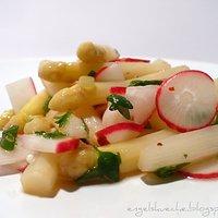 Spargelsalat mit Radieschen und Honig-Chili-Vinaigrette