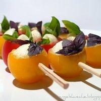 Bunte Tomaten-Mozzarella-Spieße