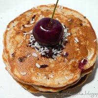 Schoko-Kokos-Kirsch-Pancakes