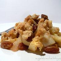 Apfel-Birnen-Crumble mit Calvados-Rosinen und Walnuss-Streuseln
