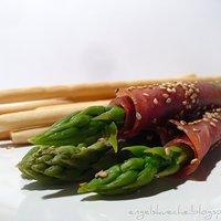 Grüner Spargel im Sesam-Parmaschinken-Mantel