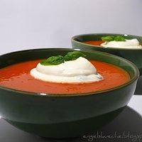 Schnelle Tomatensuppe mit Basilikum-Sahne-Häubchen