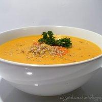 Scharfe Kokos-Karotten-Suppe mit Sesam