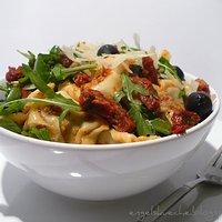 Tortellini-Pesto-Salat mit Rucola, Oliven und getrockneten Tomaten
