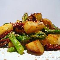 Geröstete Kartoffeln mit grünem Spargel, getrockneten Tomaten und Sesam