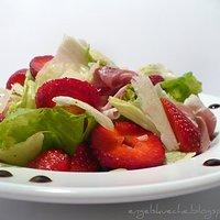 Julianes Erdbeersalat mit Parmaschinken, Parmesan und Crema di Balsamico