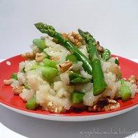 Risotto mit karamellisiertem grünen Spargel und Walnusskernen