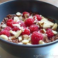 Schokomüsli mit Himbeeren und Paranüssen