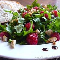 Rucola mit Himbeeren, karamellisierten Paranüssen und Balsamico