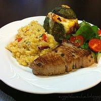 Thunfischsteak mit Zitronen-Kräuter-Risotto und gefüllten Rondini
