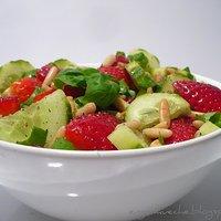 Pfeffriger Erdbeer-Gurken-Salat mit Basilikum und Pinienkernen
