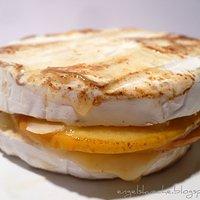 Camembert mit Apfel-Honig-Nuss-Füllung