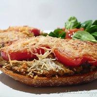 Krustenbrot mit Auberginen-Sesam-Mousse und Tomate gratiniert