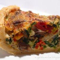 Egerling-Spinat-Quiche mit halbgetrockneten Tomaten und Chili