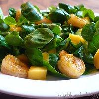 Feldsalat mit Curry-Garnelen und Mango