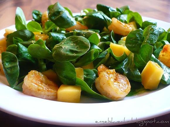 Feldsalat mit Curry-Garnelen und Mango