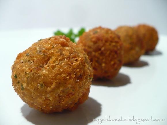 Frittierte Manchego-Bällchen mit frischen Kräutern