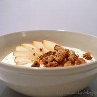 Mandeljoghurt mit Birne und Cantuccini