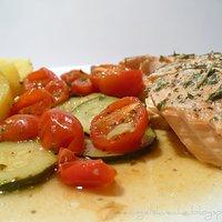 Lachs mit mediterranem Gemüse in der Folie gegart