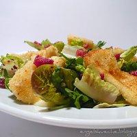 Blattsalat mit Beerendressing, Cranberries und paniertem Camembert