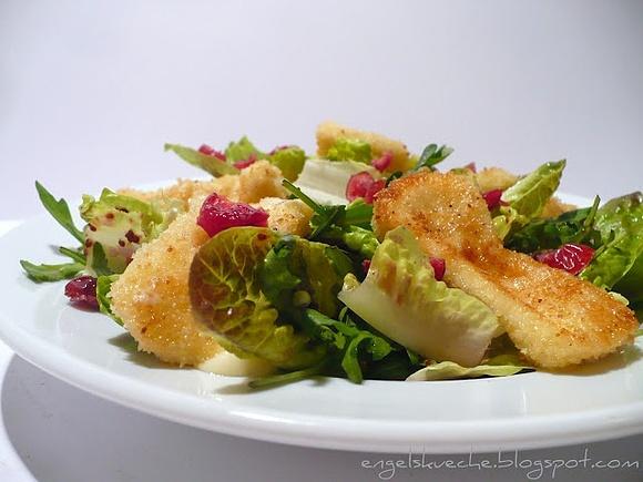 Blattsalat mit beerendressing, cranberries und paniertem camembert