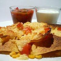 Überbackene Tortillachips mit weißer Aioli und Salsa