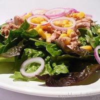 Salat mit Thunfisch, Mais und roten Zwiebeln