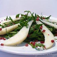 Rucola mit karamellisierten Birnen und Speckwürfeln