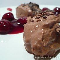 Schokoladenmousse auf Joghurt-Quark-Basis mit Kirschgrütze