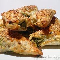 Blätterteigtäschchen mit Spinat, Feta und Oliven