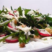 Rucola mit Radieschen und Parmesan