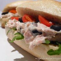 Sandwich mit Thunfischcreme, schwarzen Oliven und Tomaten