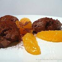 Sahnige Kakao-Quark-Nockerl mit Orangenfilets