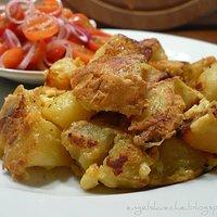 Bratkartoffeln mit Ei und Käse, dazu Tomatensalat mit roten Zwiebeln