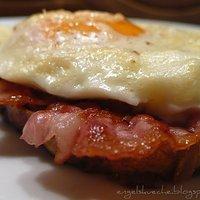 Strammer Max mit Speck und Sahne-Spiegelei