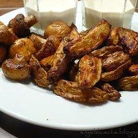 Gegrillte Kartoffelspalten und Champignons mit Honig-Senf- und Curry-Dip