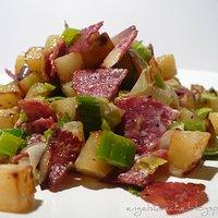 Kartoffel-Lauch-Pfanne mit gebratener Salami