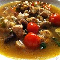 Tom yam gai - scharfe thailändische Hühnersuppe