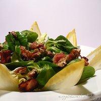 Salat mit Chicoree, Speck und karamellisierten Pekannüssen