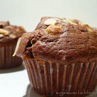 Schokoladenmuffins mit Mandeln und weißen Schokostückchen