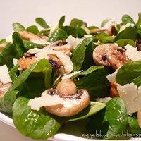 Grüner Salat mit gebratenen Champignons und Parmesanspäne