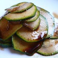 Carpaccio von der Zucchini in Balsamico-Essig