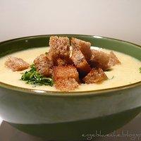 Kartoffelcremesuppe mit Vollkorncroûtons und Petersilie