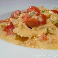 Farfalle in Tomaten-Roquefort-Soße