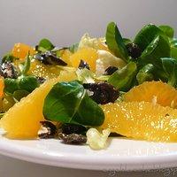 Fruchtiger Herbstsalat mit Orangen, Mandarinen und karamelisierten Kürbiskernen